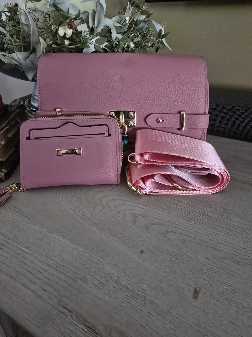 🔥 NWT Stylish Pink Women's Crossbody Bag with Card Holder